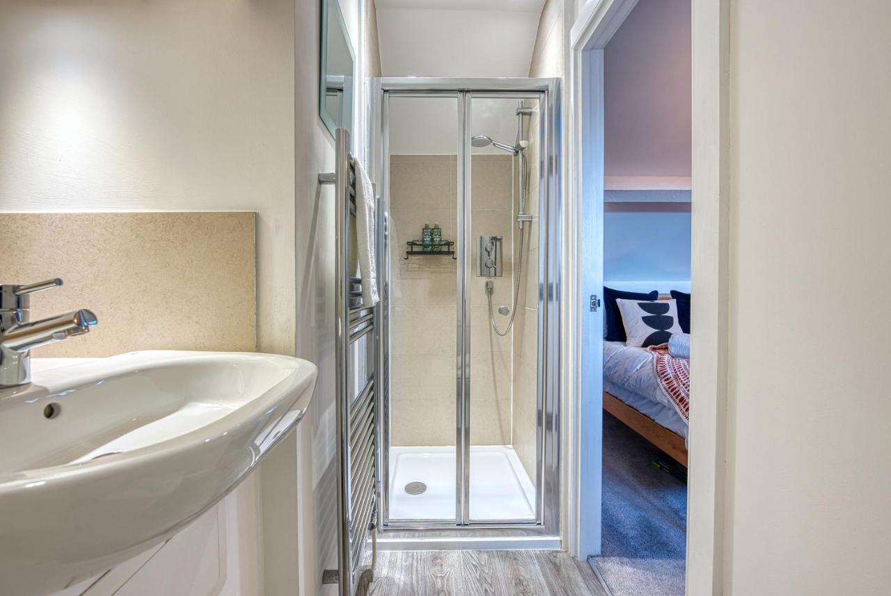 Ashcroft Loft By Timeless Stays - Stunning 3 Bedroom, 2 Bathrooms, Charming Central Apartment Featuring A Balcony Cirencester Exteriör bild