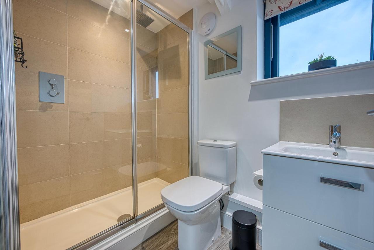 Ashcroft Loft By Timeless Stays - Stunning 3 Bedroom, 2 Bathrooms, Charming Central Apartment Featuring A Balcony Cirencester Exteriör bild